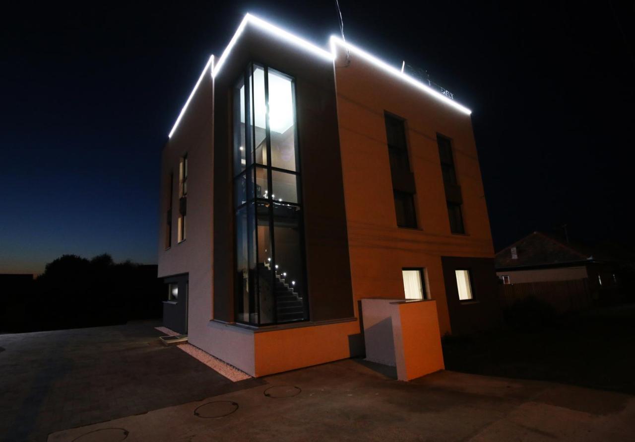 The Butterfly Hotel Sangeorgiu de Mures Ngoại thất bức ảnh